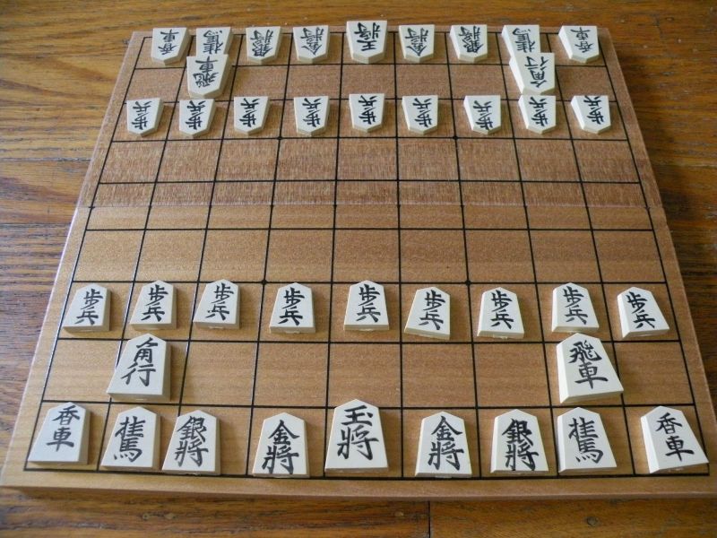 Shogi Nhật Bản: Shogi là một trò chơi truyền thống của Nhật Bản, có nguồn gốc từ cờ vua nhưng lại có cách chơi khác biệt, đòi hỏi tính tưởng tượng và chiến thuật cao. Đây là trò chơi tuyệt vời để rèn luyện não bộ và rèn luyện những kỹ năng mới. Hãy xem hình về Shogi Nhật Bản để khám phá sự thú vị của trò chơi này!