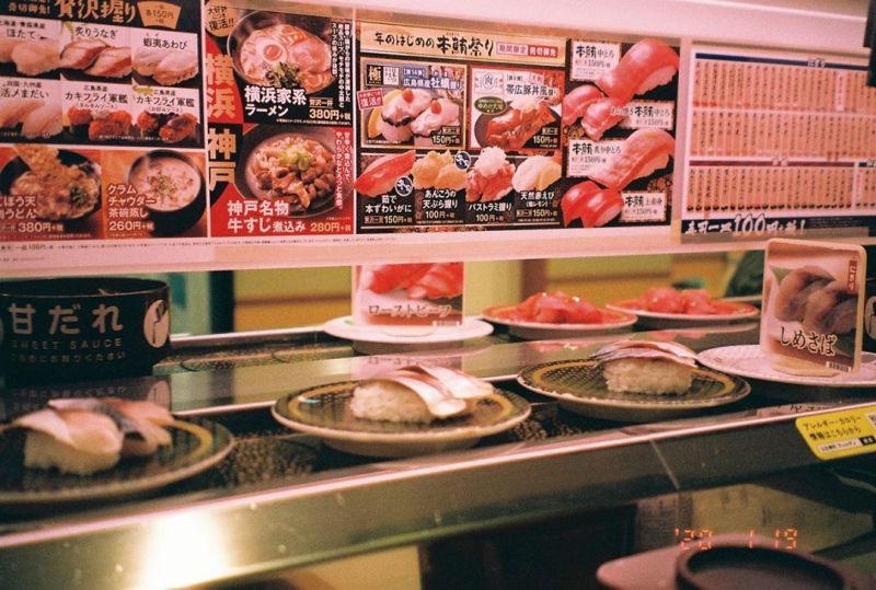 quầy sushi băng chuyền tại Hamazushi