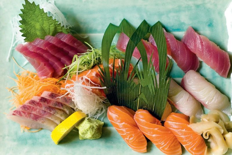 Sashimi với lá tía tô, wasabi, củ cải