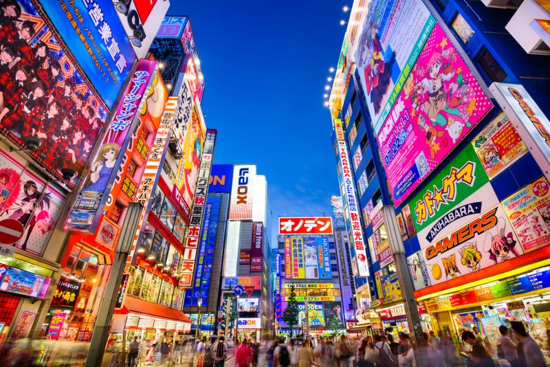 Akihabara - quận điện tử và khu vực mua sắm nổi tiếng tại Tokyo. Với những đèn neon sặc sỡ, những logo manga và anime, Akihabara sẽ đưa bạn đến một thế giới đa sắc của phim hoạt hình và trò chơi điện tử. Hãy đến và cùng thử trải nghiệm thế giới tuyệt vời này!