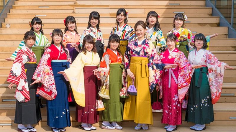 furisode và hakama là trang phục phổ biến trong lễ tốt nghiệp