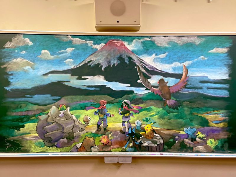 Thầy giáo vẽ tranh anime tuyệt phẩm trên bảng phấn mừng học trò tốt nghiệp